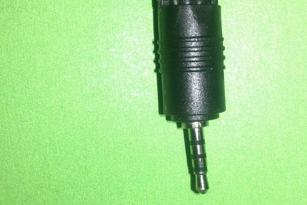 怎么设置与机顶盒的的信号源。