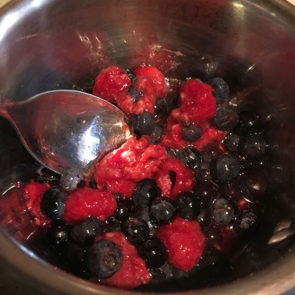 谷物糖渍蓝莓覆盆子酸奶