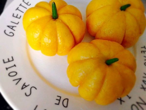 南瓜豆沙包、红枣小米粥