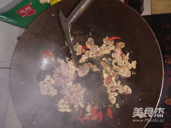 木耳炒肉的做法