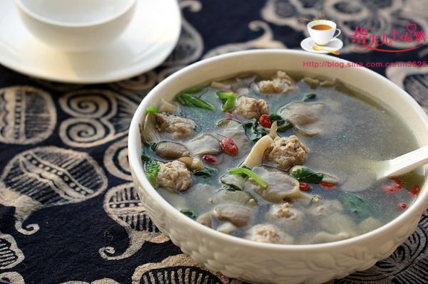 菠菜蘑菇汆丸汤