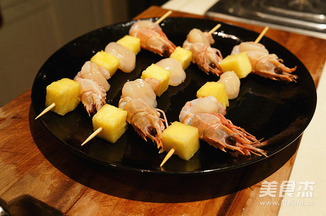海鳌虾菠萝串配藜麦饭