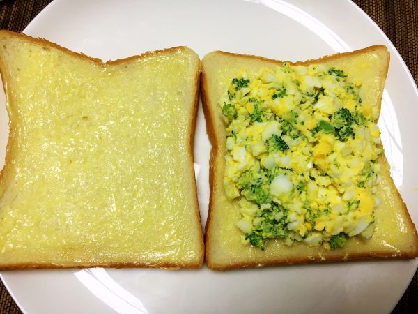 鸡蛋西兰花三明治