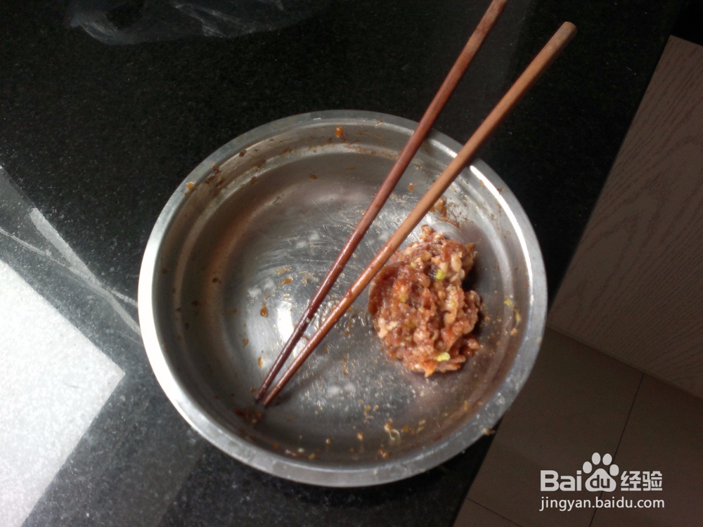 如何用炒瓢制作蛋饺