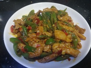 豆瓣酱青椒炒肉的做法