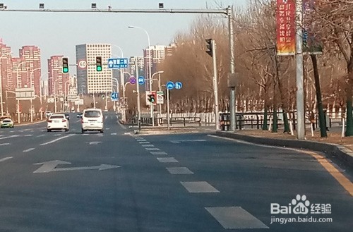 驾驶新手，遇前方红灯如何减速踩刹车？