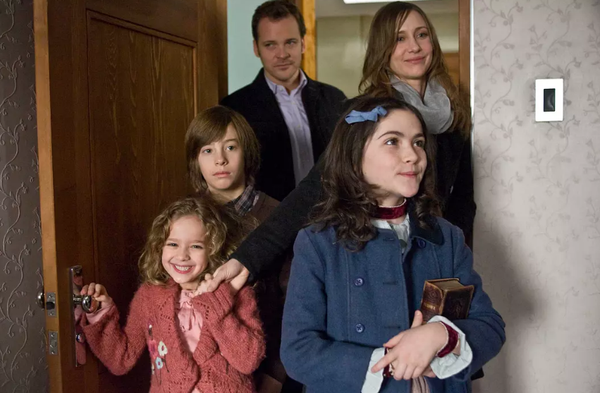 一个30多岁的女人假扮一个9岁大的女孩杀人的一部美国电影