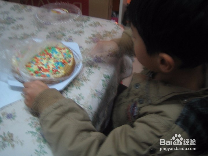 老年人怎样教孩子吃黄油蛋糕