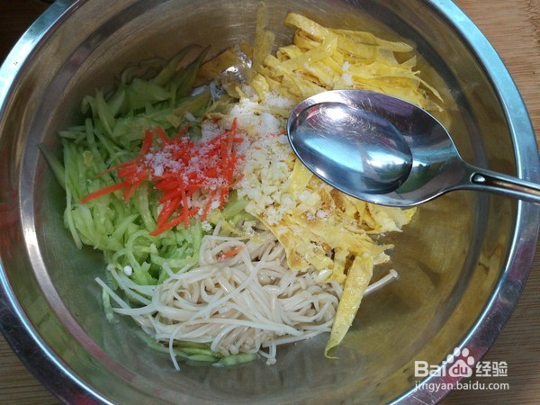如何制作黄瓜金针菇 拌蛋丝