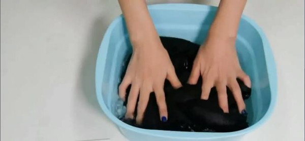 黑色裤子上有白边洗完后变黄了 如何清洗