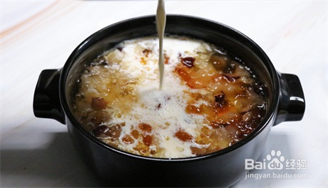 好吃到哭的桃胶银耳炖奶