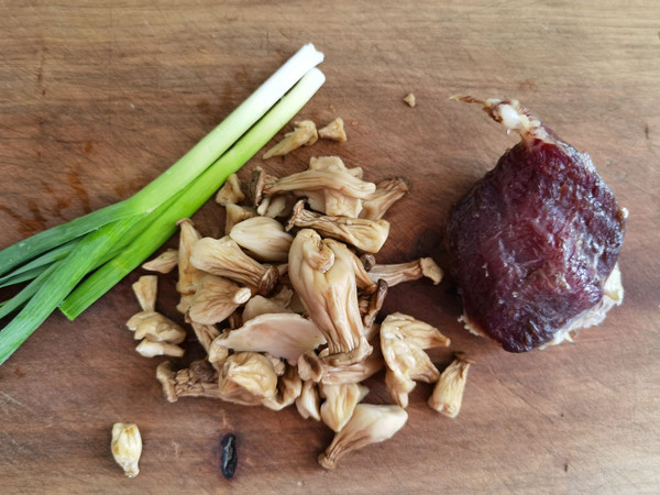 咸肉菌菇炖豆腐
