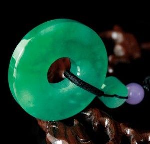 怎样在圣诞节挑选玉石吊坠礼物?