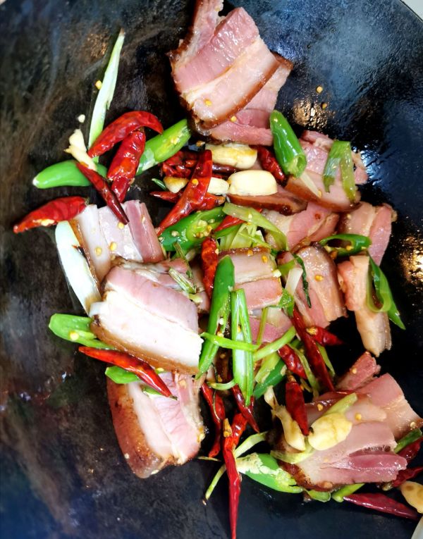 蒜苗鲜笋爆炒烟熏肉