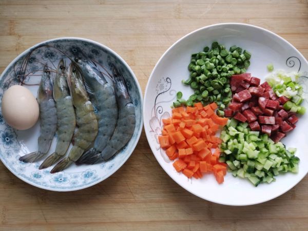 杂蔬虾仁火腿蛋炒饭