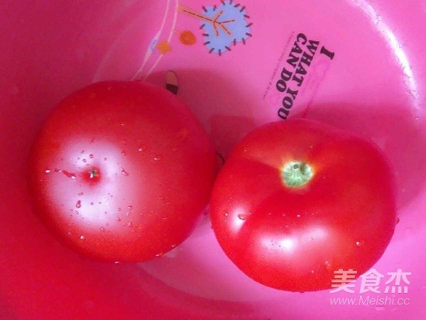 西红柿清洗干净,并切成薄片,待用