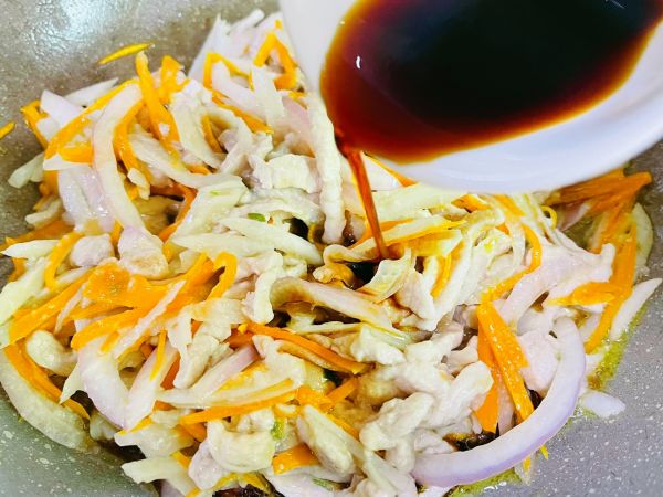 鲜汁小炒肉丝藕丝合菜