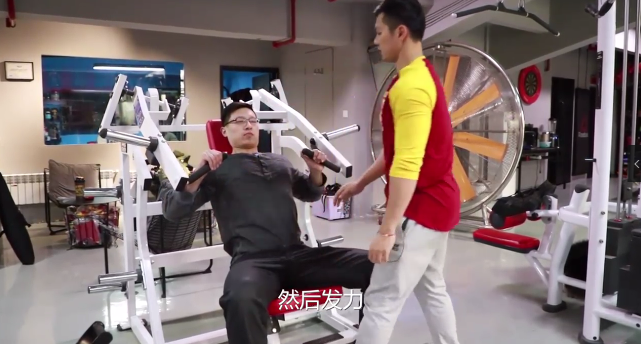 如何锻炼胸大肌？