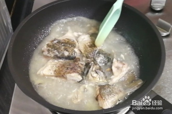 红枣鲫鱼汤的做法