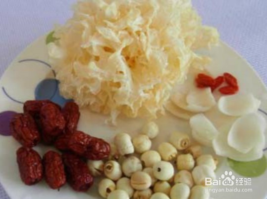 银耳莲子百合红枣枸杞汤的做法