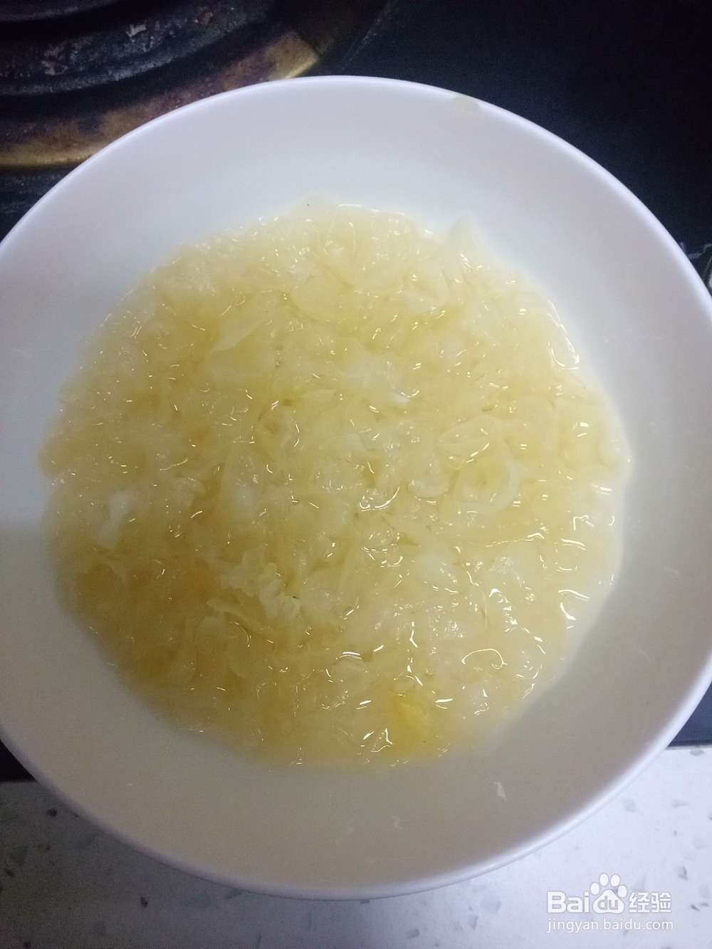 红糖银耳葡萄干百合粥