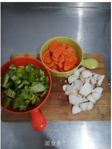 青椒胡萝卜炒杏蘑菇真好吃
