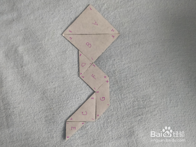 用七巧板怎样拼一只天上的风筝？