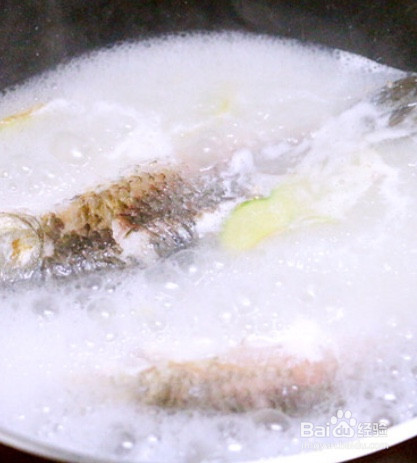 鲫鱼汤怎么炖好喝又营养下奶