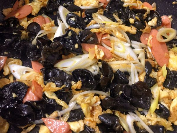 火腿肠黑木耳炒蛋