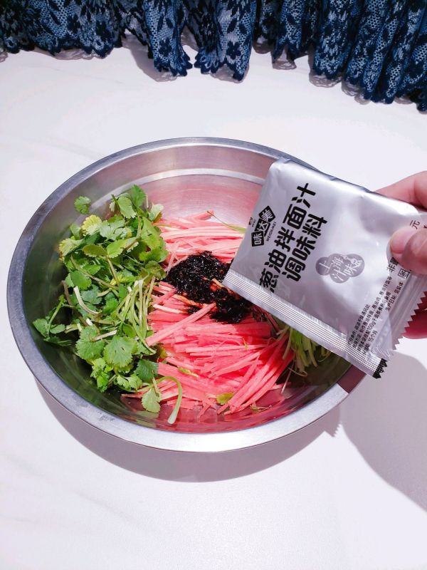 凉拌葱油胡萝卜丝