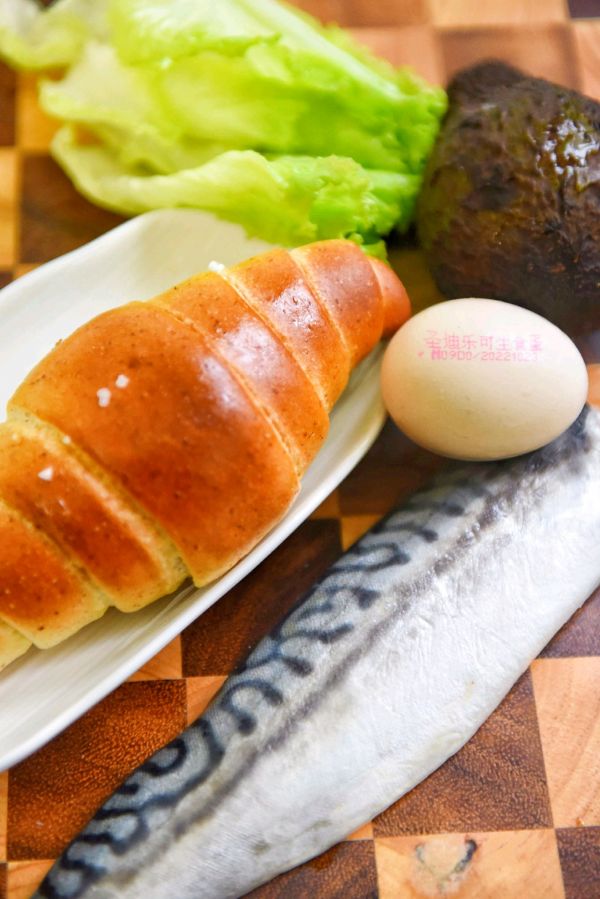 青花鱼牛油果三明治