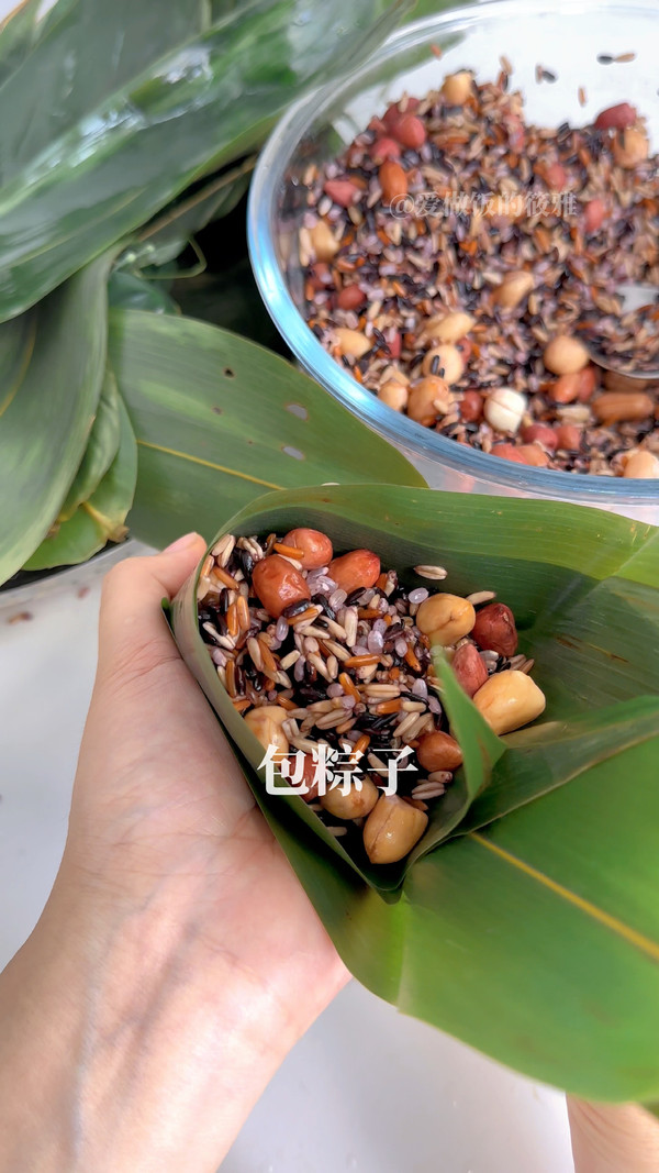 糙米花生蛋黄肉粽详细