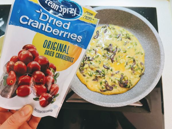 蔓越莓槐树花蛋饼