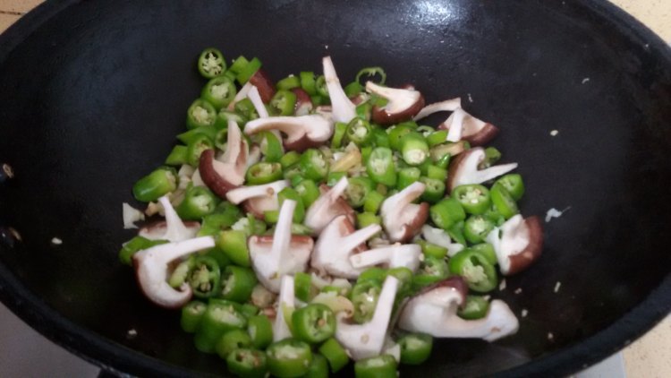 美味的香辣香菇鱼做法，家常必备哦