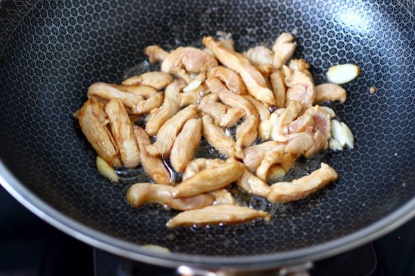 芦笋鸡肉条小炒