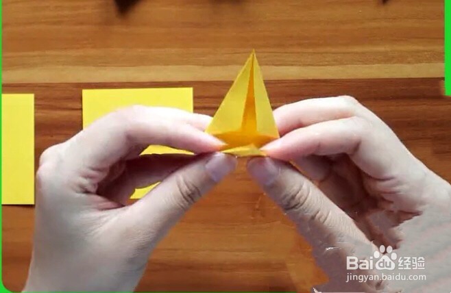 如何用折纸折出枫叶的形状