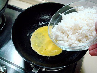 锦绣虾粒炒饭的做法