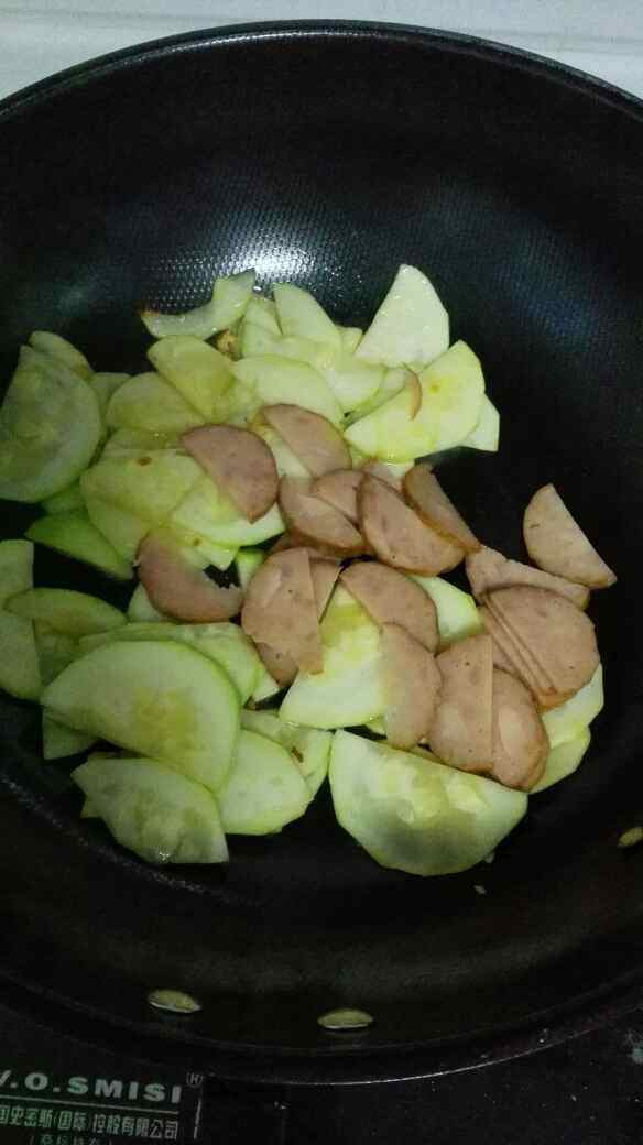 火腿肠炒西葫芦的做法，美味到爆炸，应该学会