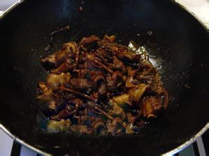 鱿鱼榛蘑烧排骨的做法