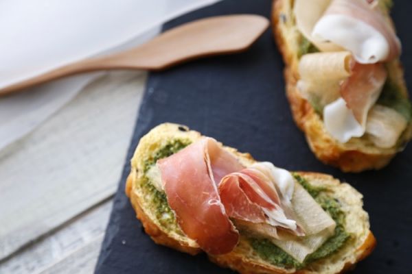 生火腿蜜瓜佐青酱面包片