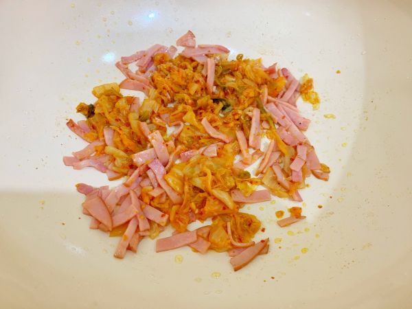 芝士泡菜火腿蛋卷饼和芒果酸奶