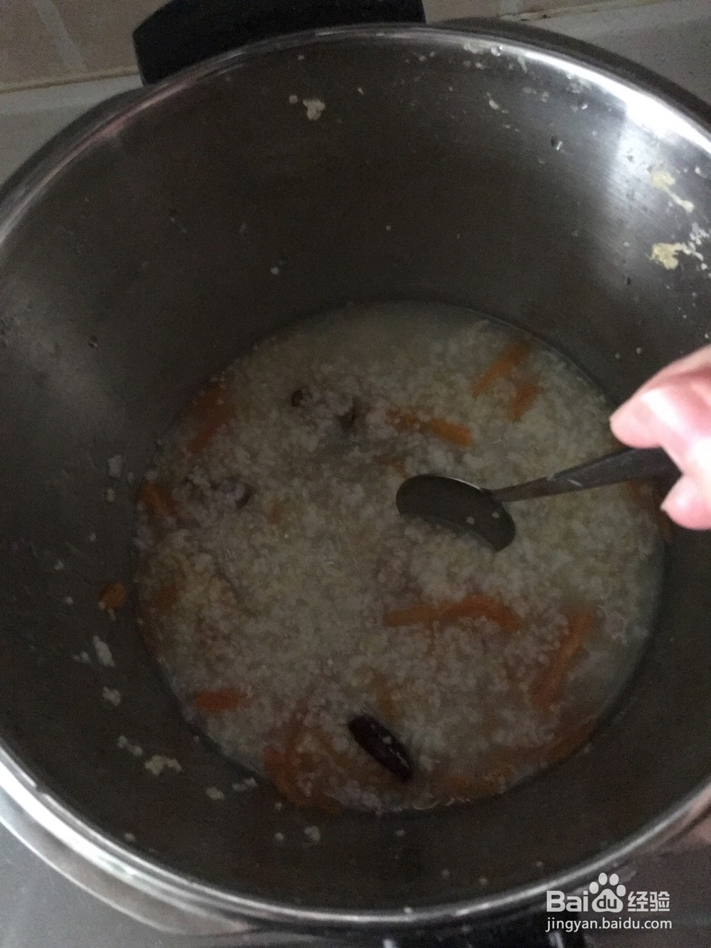 给宝宝做煮碗红枣胡萝卜粥吧