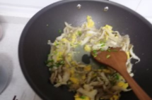 平菇炒鸡蛋的做法