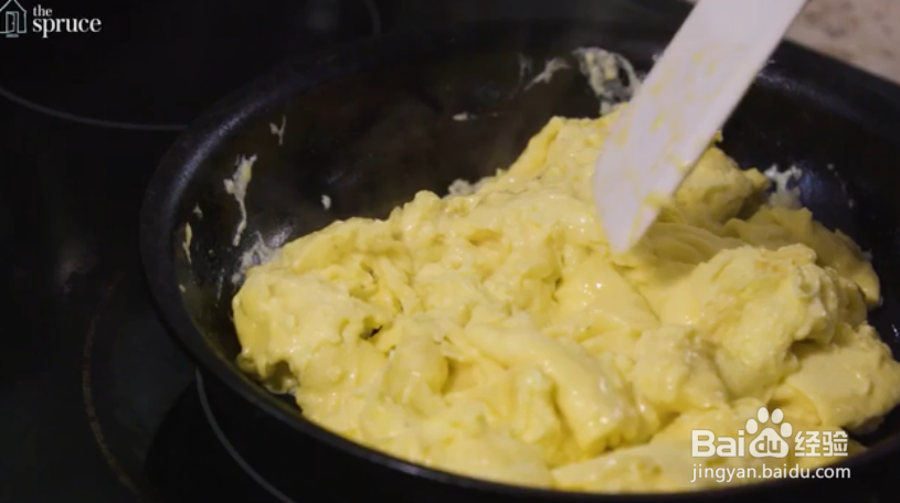 在酥皮点心上做炒鸡蛋