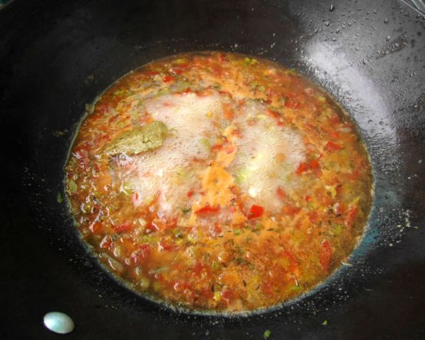 虾仁脆肠焖红米饭