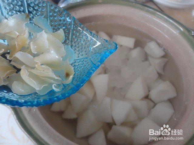 奉玉百合雪梨枸杞羹的做法
