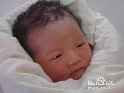 宝宝出生时像爸爸,越长大越像妈妈,真相是?