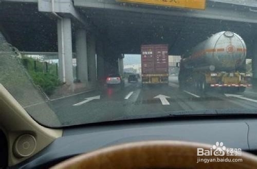 下雨天怎么开车