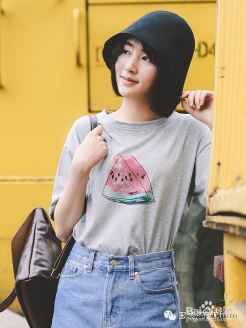 有了高腰裙，打造九头身还差一件短款T恤