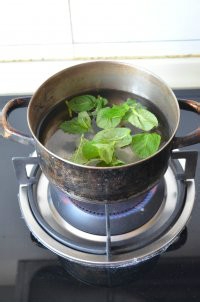 在家制作玫瑰薄荷茶